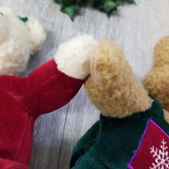 Hallmark Holiday kissing bears - Picture 5 of 12
